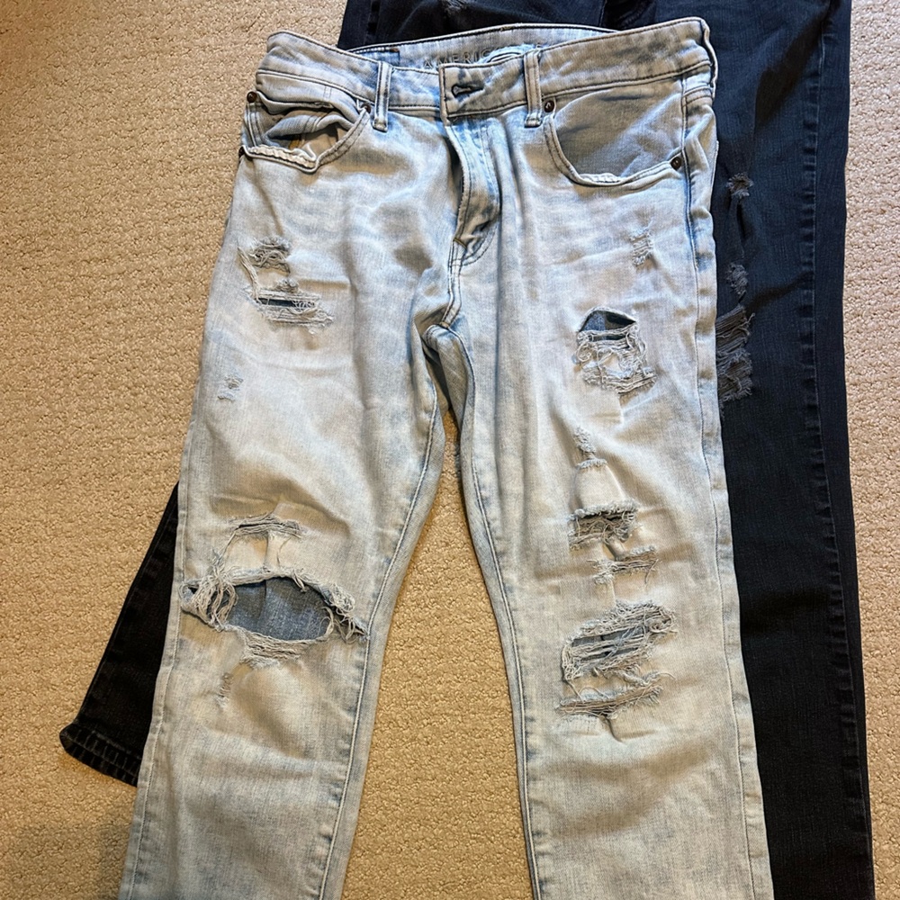 Men’s American Eagle light wash Athletic Skinny destructed jeans 33x30